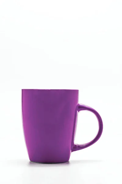 Yksi nuhjuinen violetti kuppi eristetty valkoisella pohjalla — kuvapankkivalokuva