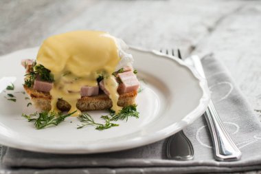 Yumurta Benedict bir hollandaise sos bağlamında
