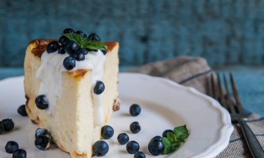 Süzme peynir pişmiş puding, ekşi krema ve yaban mersini 