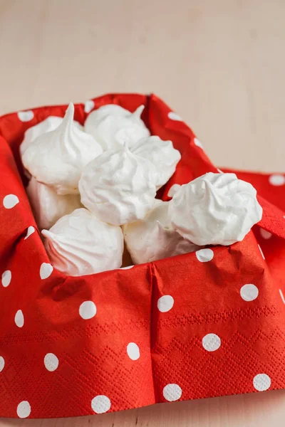 Meringues kecil meringue pada latar belakang merah — Stok Foto
