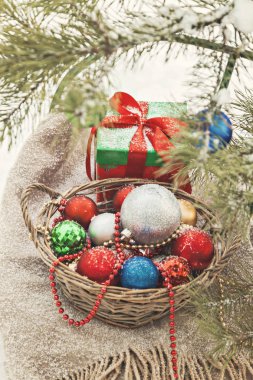 süslenen Noel ağacı karlı bir orman, Kızakları, battaniye ve