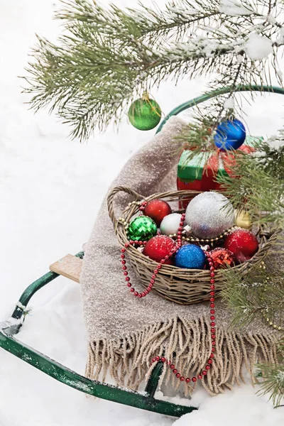Διακοσμημένο χριστουγεννιάτικο δέντρο σε ένα χιονισμένο δάσος, έλκηθρα, κουβέρτα και — Φωτογραφία Αρχείου