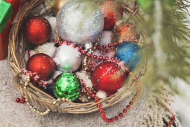 sepet oyuncakları ile Noel ağacı yakınındaki karlı bir ormandaki ile