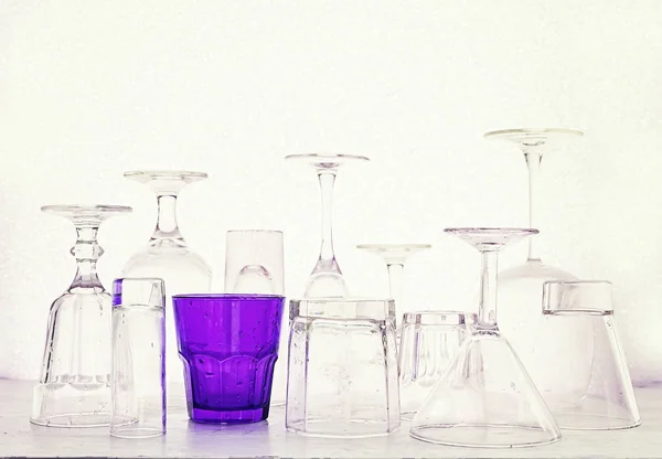 Copos de vidro de diferentes formas e um multi-colorido em um branco — Fotografia de Stock