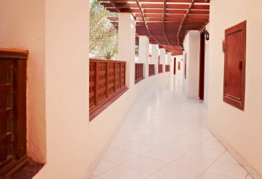 uzun Galeri koridor sütunlara bakış açısı ile