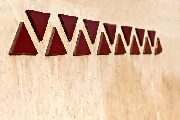 Mozaïeken in een lijn van driehoeken op muur in perspectief — Stockfoto
