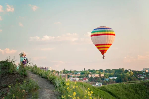 Enfants sur une colline regardant la montgolfière — Photo
