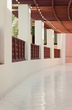 uzun Galeri koridor sütunlara bakış açısı ile