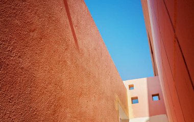 turuncu arasında dar bir geçit gökyüzünden görünümünü evler