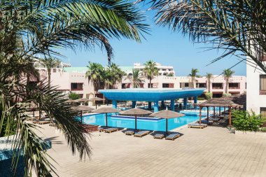 alan otel havuzu ve palmiye ağaçlarıyla Hurghada'da. Mısır. 