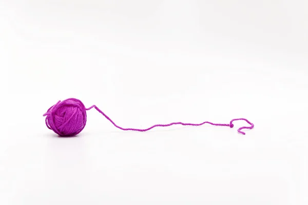 Fil de laine violet hank isolé sur fond blanc — Photo