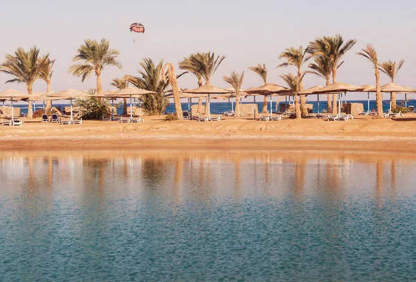 Vista de la laguna, el mar, la playa, las palmeras y un paracaídas en su — Foto de Stock