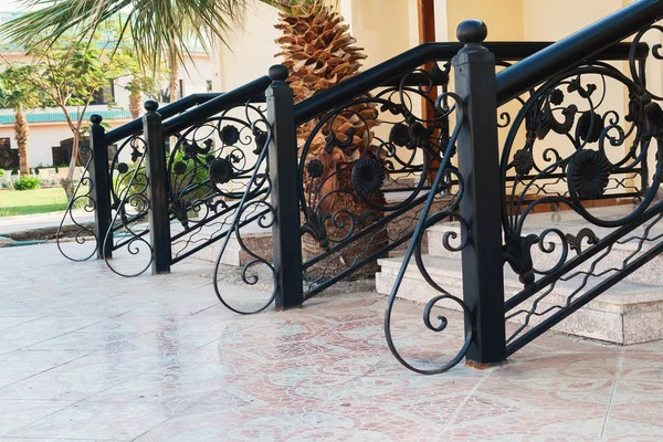 The entrance to the cottage stages with handrails at a resort in — Stock Photo, Image