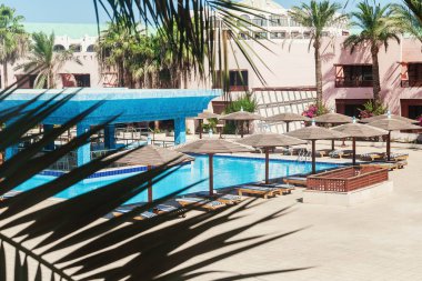 alan otel havuzu ve palmiye ağaçlarıyla Hurghada'da. Mısır. 