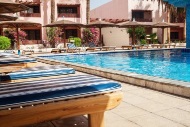 alan otel havuzu ve palmiye ağaçlarıyla Hurghada'da. Mısır. Gol