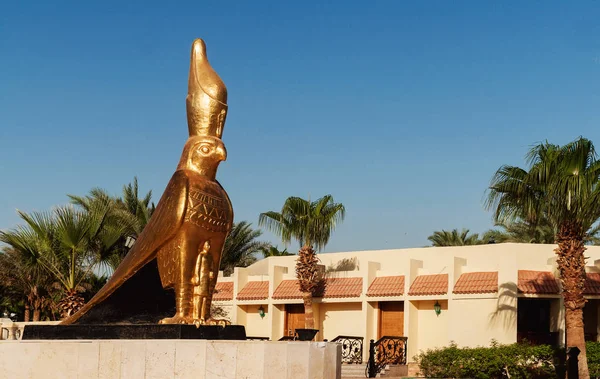 Horus의 이집트 신을 이끄는 팔 콘의 황금 동상 — 스톡 사진