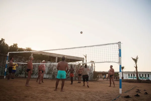 Männliche Kaukasier, Araber, Afrikaner beim Volleyball am Strand — Stockfoto