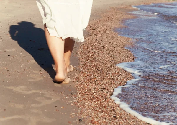 Vacation travel - woman leg closeup walking on white sand relaxi — Stock Photo, Image