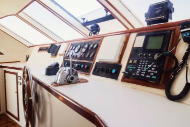 Kaptan'ın kabin ve direksiyon simidi, yatta yakın çekim