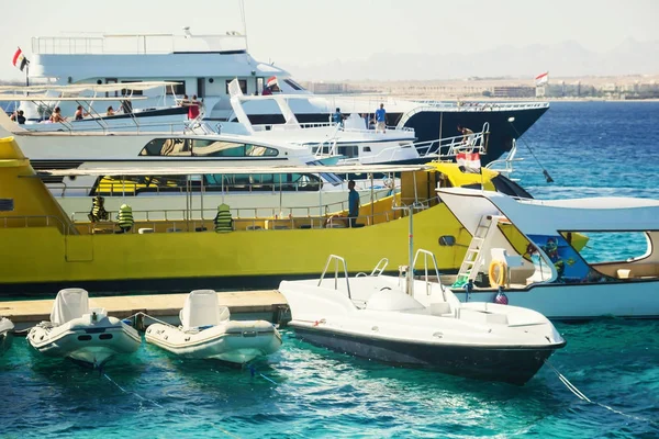 Yates turísticos y barcos cerca del muelle en Hurghada. Egipto . — Foto de Stock