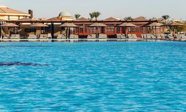 Alan otel havuzu ve palmiye ağaçlarıyla Hurghada'da. Mısır. Gol — Stok fotoğraf