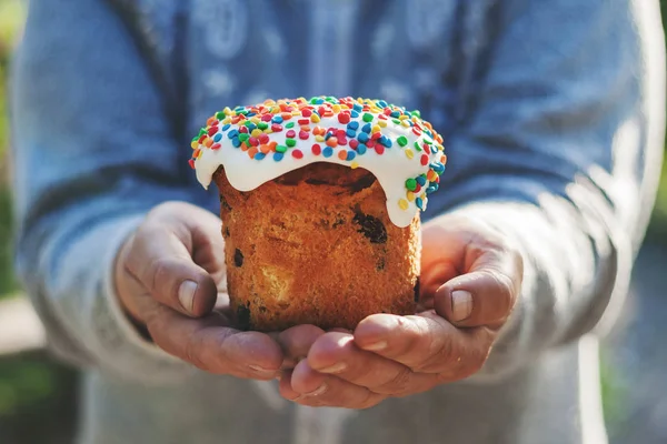 Kadınların elleri dekore edilmiş Paskalya kek, yakın çekim tutun