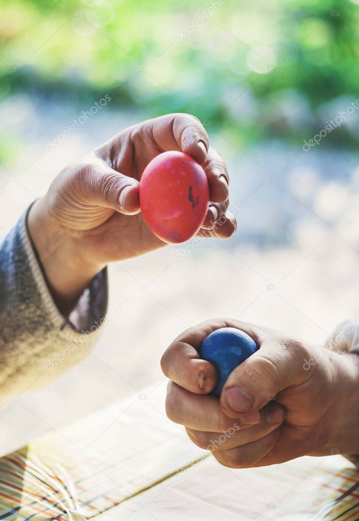 beating of easter eggs. In the hands of the eggs against each ot