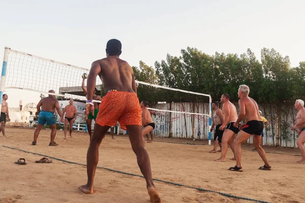 男性白种人、 阿拉伯人、 非洲人在沙滩上打排球 — 图库照片