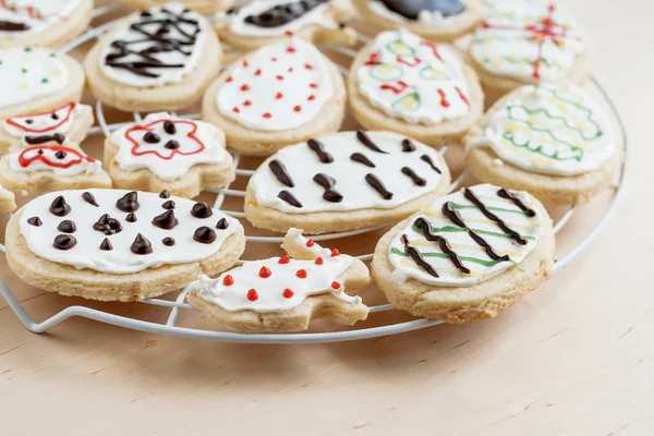 Biscoitos de gengibre caseiros de Páscoa coloridos na forma de um ovo — Fotografia de Stock