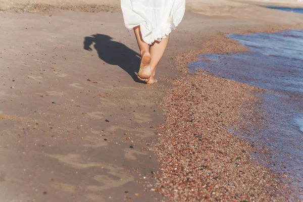Vacation travel - woman leg closeup walking on white sand relaxi — Stock Photo, Image