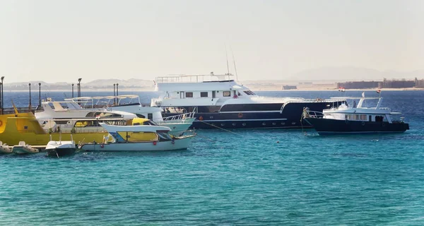 Yates turísticos y barcos cerca del muelle en Hurghada. Egipto . — Foto de Stock