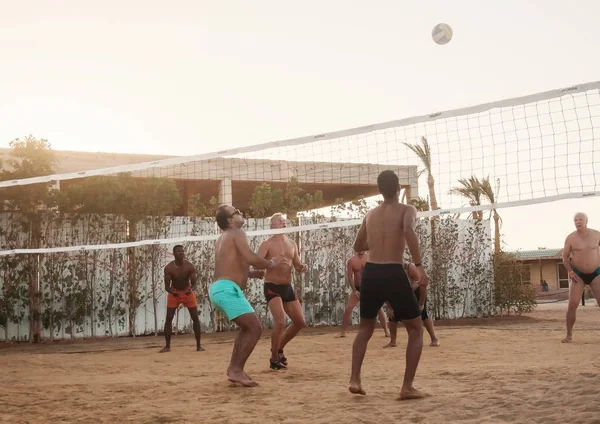 Hommes blancs, arabes, africains jouant au volley-ball sur la plage — Photo