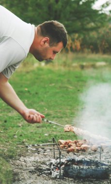 Şiş kebap ızgara kızartma niteliğine genç bir adam