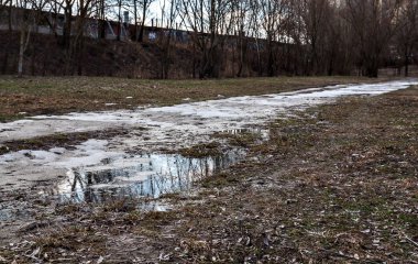 Park rüşvet, su birikintisi, yolda kar