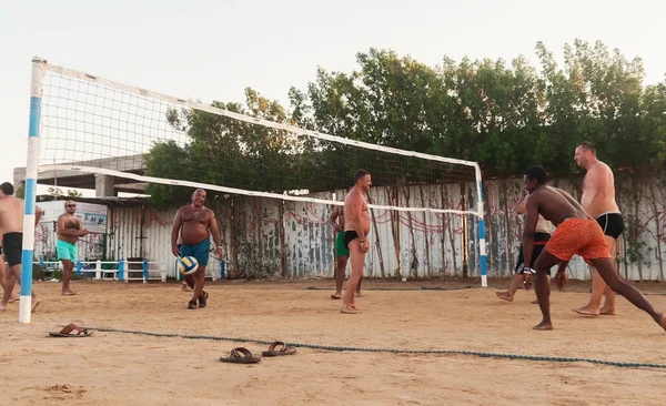 Männliche Kaukasier, Araber, Afrikaner beim Volleyball am Strand — Stockfoto