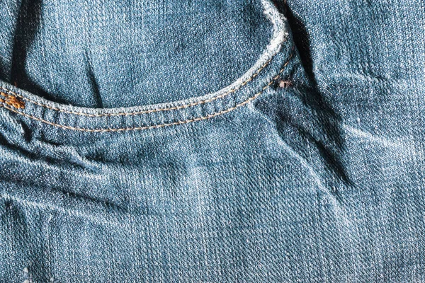 Jeans gros plan, vieux, poche arrière, devant, froissé, déchiqueté . — Photo