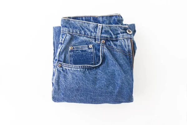 Jasnoniebieski retro jeans starannie złożone, na białym tle — Zdjęcie stockowe