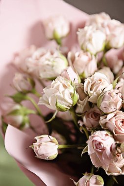 arka planını çok hassas küçük pembe güller