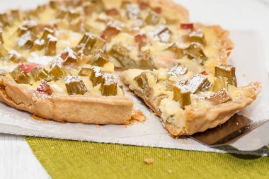 Tart-açık kek krem ve ravent
