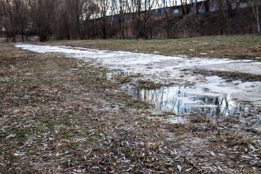 Park rüşvet, su birikintisi, yolda kar