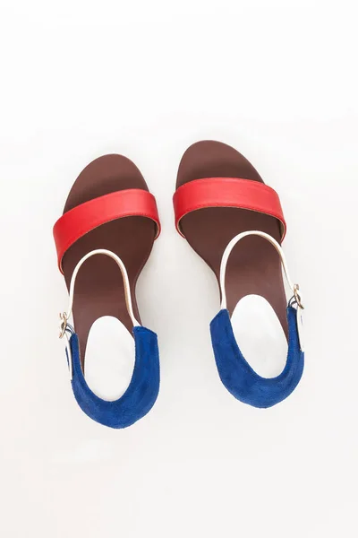 Mode kvinnors sandaler med klack, ovanifrån, isolerade — Stockfoto