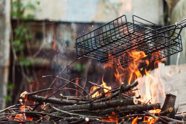 Yakacak odun ve kömürlerin için dalları içinde mangal söner. Retro v