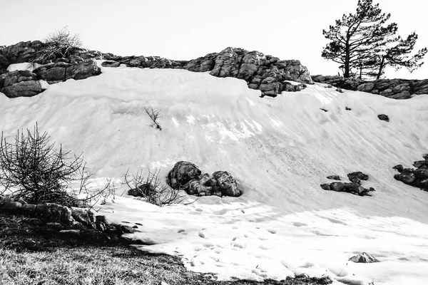 Пейзаж на горных камнях, снег, под ярким солнцем, в — стоковое фото