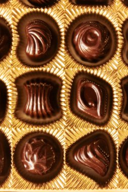 Farklı şekiller bir altın kutu, üstten görünüm, s çikolata şekerleme