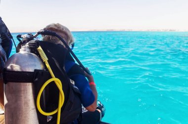 Dalış ekipmanı denize bakarak kadınla