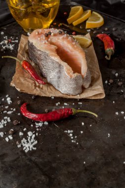 Kağıt üzerinde Yeşiller, çevresinde taze çiğ biftek alabalık Letonyalı yaprakları, Balık