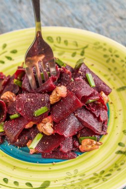 Bir vejetaryen yalın pancar salatası, yeşil üzerinde parlak bir etnik plakadır 