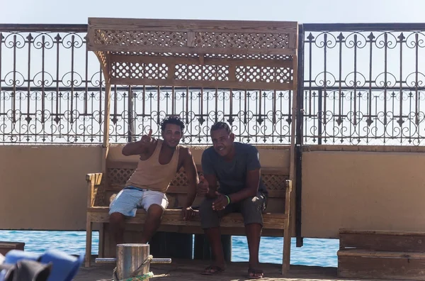 Egypte.Hurgada-6 octobre 2016. Deux Arabe jeune adulte mâle assis — Photo