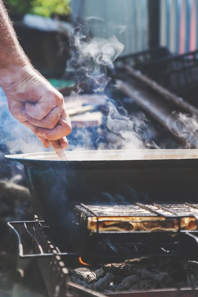 En la parrilla hay un caldero en el que cocinar carne y verduras . —  Fotos de Stock