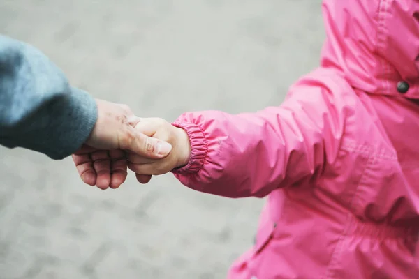 Malá holčička vede za ruku své matky, detail dvou — Stock fotografie